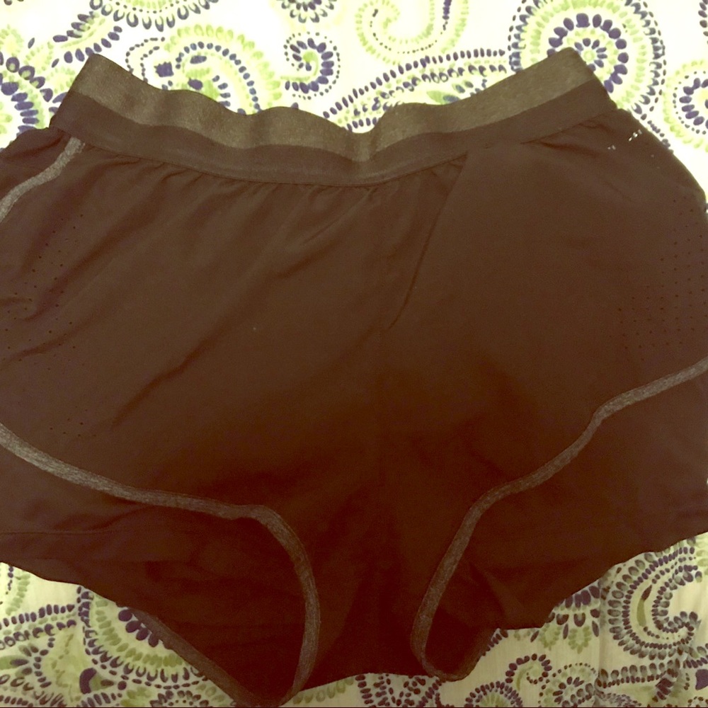 Active Black Shorts with Zipper Pocket on the Back